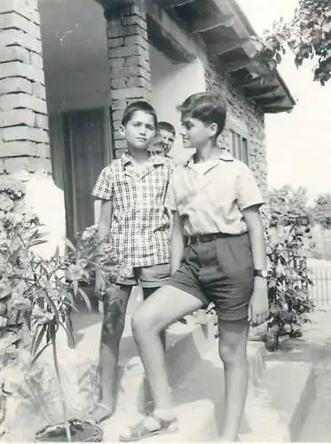 Photo ca. 7 x 10 cm children in the yard
