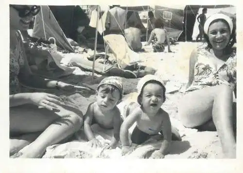 Photo ca. 7 x 10 cm Black Sea 1972 family sunbathing baby