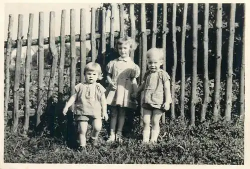 Photo ca. 7 x 10 cm children in the yard