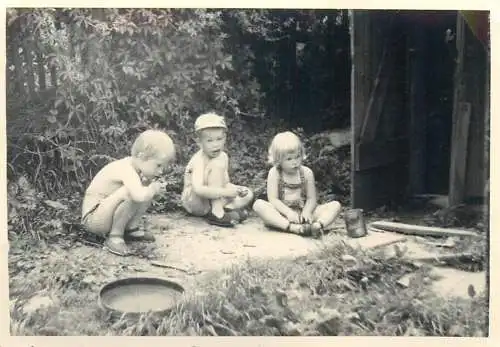 Photo ca. 7 x 10 cm children playing in the yard