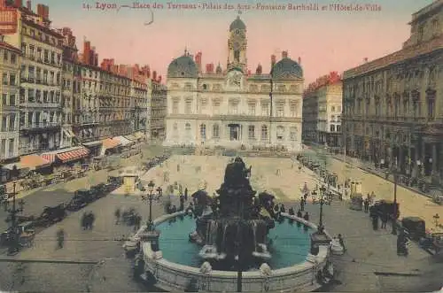 Postcard France Lyon place des Terreaux palais des arts