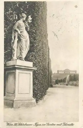 Postcard Austria > Vienna > Schönbrunn Palace garden statue