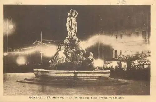 France Postcard cpa Montpellier La Fontaine des Trois Graces vue de nuit