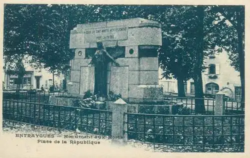 France Postcard cpa Entraygues Place de la Republique Monument aux Morts