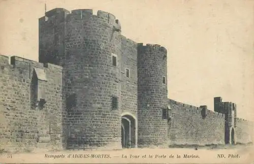 France Postcard cpa Remparts d'Aigues Mortes La Tour et la Porte de la Marine