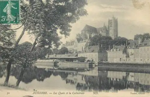 France Postcard cpa Auxerre Les Quais et la Cathedrale