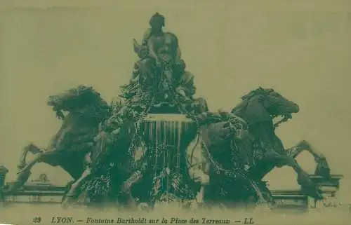France Postcard cpa Lyon Fontaine de Bartholdi sur la Place des Terreaux