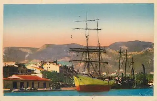France Postcard Toulon Le Port Marchand