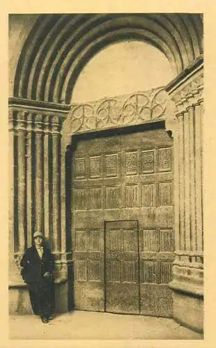 France cpa Postcard Le Queyras Guillestre Porte de l'eglise