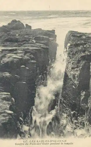 France Postcard Les Sables d'Olonne Gouffre du Puits de l'Enfer pendant la tempete