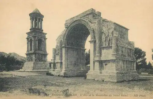 France cpa Postcard environs d'Arles L'Arc et le Mausolee de Saint Remi