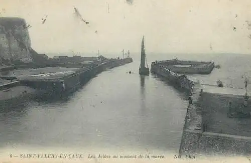 France CPA Postcard Saint-Valery-en-Caux Les Jetees au moment de la maree
