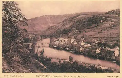 France CPA Postcard Entraygues Chaussee et vieux Pont sur la Truyere