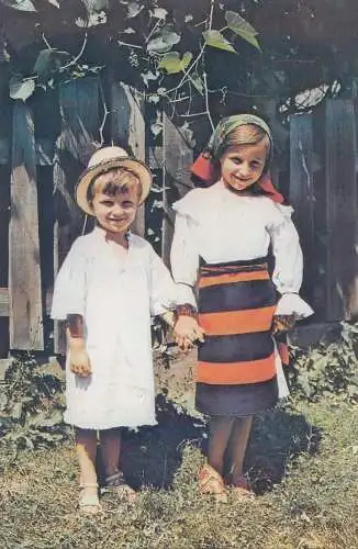 Romania Post card Sighetul Marmatiei Muzeul Satului Maramuresan copii din Ieud imbracati in costume traditionale