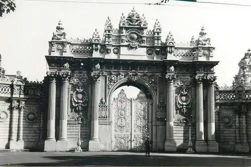 Postcard Turkey Istanbul the gate of the Dolmabache palace expeditioner hat soldier