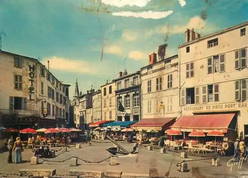 Postcard France Charente Maritime > La Rochelle face au port la place de la Chaine