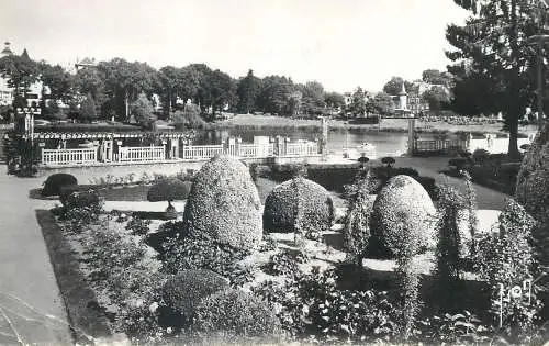 Postcards France Orne Bagnoles de l'Orne les jardins du Casino au bord du lac 1957