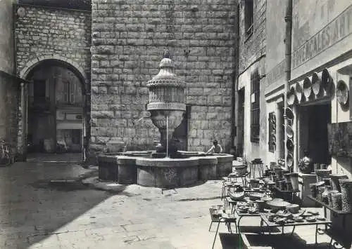 Postcards France >  Alpes Maritimes > Vence fontaine et porte du Peyra 1961