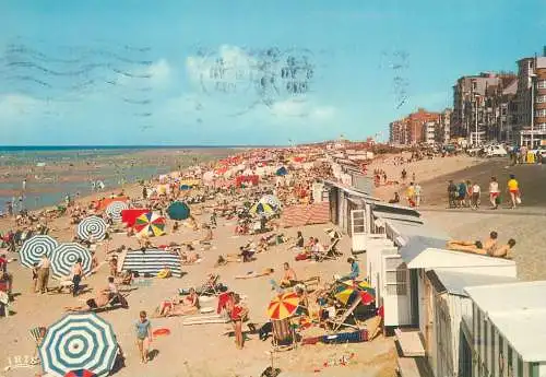 Postcard Belgium Coxyde-Bains la plage et la digue 1973