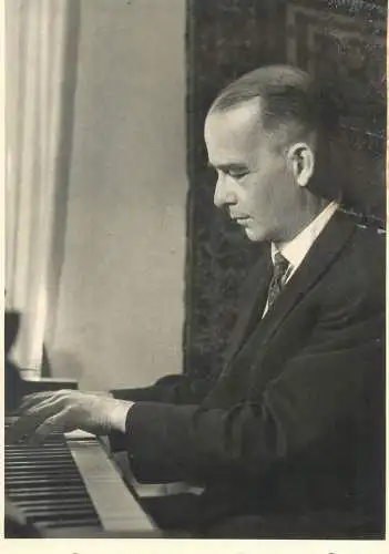 Pianist piano music photo