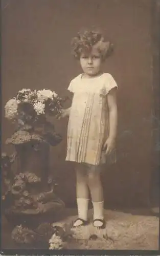 Cute girl portrait studio foto Romania 1926
