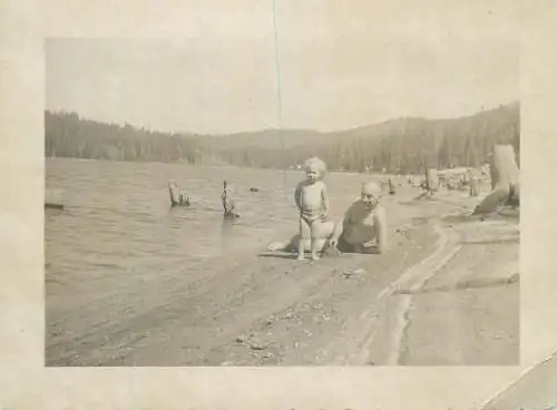 Photo ca. 9 x 12 cm social history grandpa and girl on the lake side
