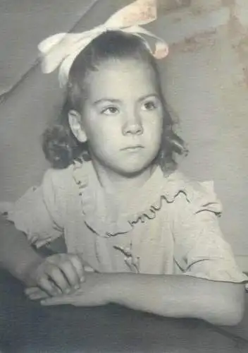 Photo ca. 9 x 12 cm social history girl with bow and dress