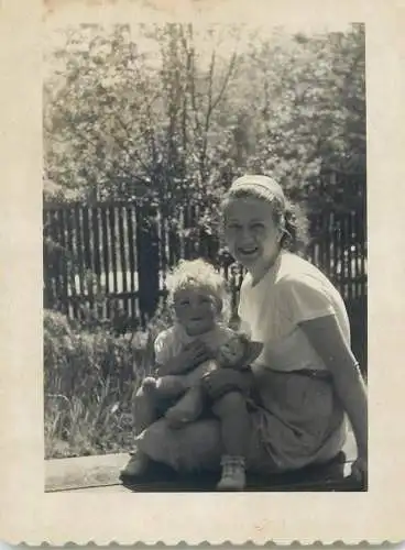 Photo ca. 9 x 12 cm social history mother and child