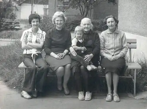 Photo ca. 9 x 12 cm social history 1978 family on a bench