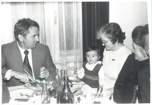 Photo ca. 9 x 12 cm social history baby bebe innocence family at dinner table