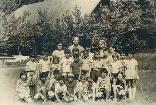 Photo ca. 9 x 12 cm social history Romania kids camp mountain scene cottage