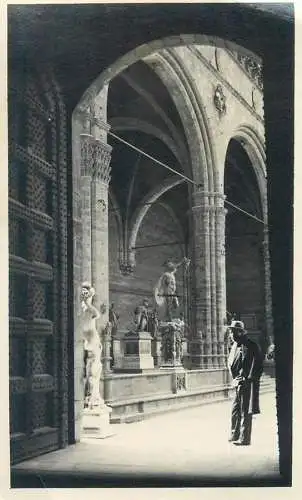 Photo ca. 9 x 12 cm social history Italy museum artefacts scene Florence main square
