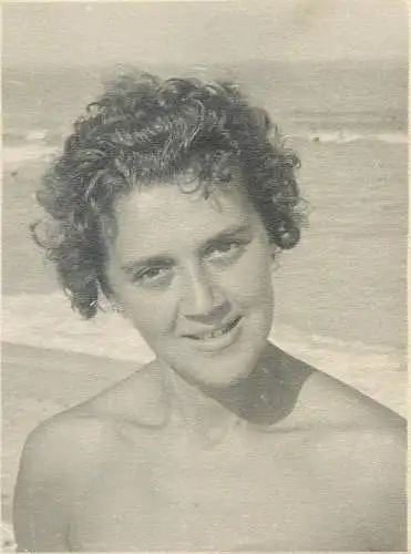 Photo ca. 9 x 12 cm social history woman portrait at the beach