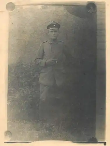 Photo ca. 9 x 12 cm social history soldier in uniform smoking