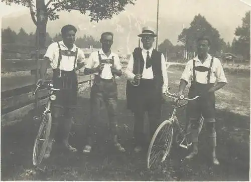 Photo ca. 9 x 12 cm social history friends in traditional costumes on bicycle hat