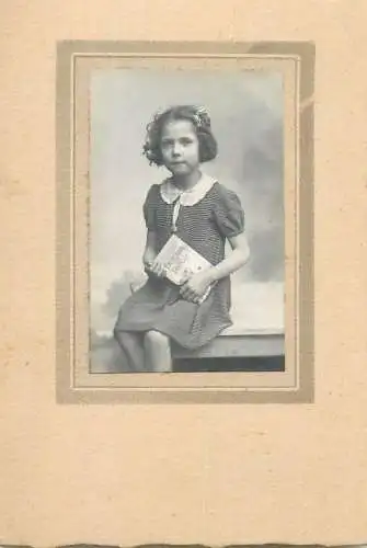 Photo ca. 9 x 12 cm social history painting of a young school girl innocence dress coiffure
