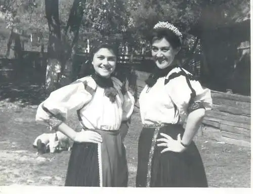 Photo ca. 9 x 12 cm social history 1967 Leta mother and daughter in traditional costume Romania