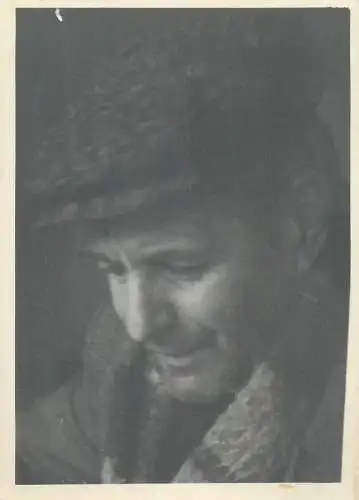 Photo ca. 9 x 12 cm social history portrait of a man with scarf and hat