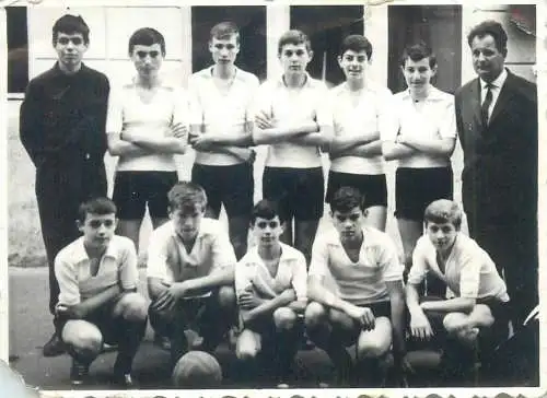 Photo ca. 9 x 12 cm social history football soccer team uniforms school