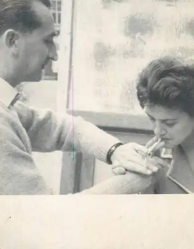 Photo ca. 9 x 12 cm social history man lighting cigarette for a woman