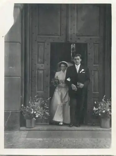 Photo ca. 9 x 12 cm social history bride and groom wedding church veil