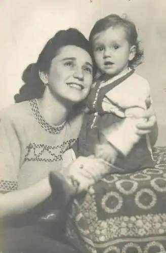 Photo ca. 9 x 12 cm woman and baby bebe portrait 1976