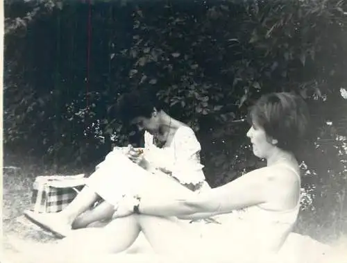 Photo ca. 9 x 12 cm family at picnic sunbathing