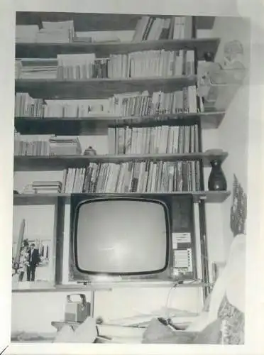 Photo ca. 9 x 12 cm typhical romanian bedroom assembly old TV and books