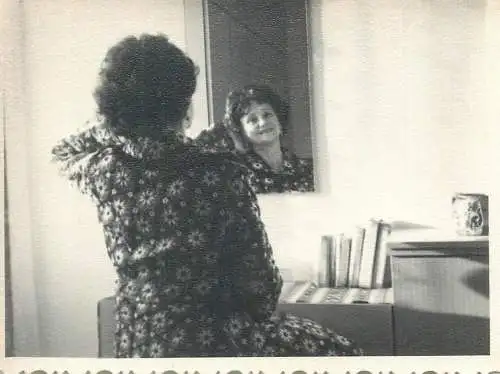 Photo ca. 9 x 12 cm woman gazing in the mirror 1976