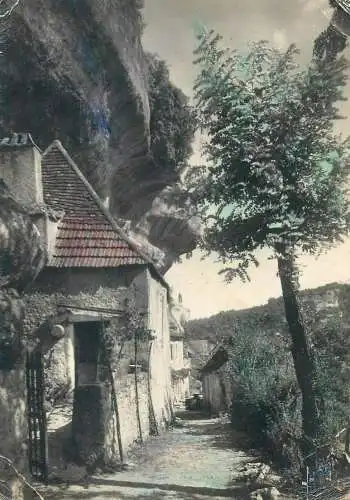 Postcard France Les Eyzies Dordogne Rue du Moyen Age