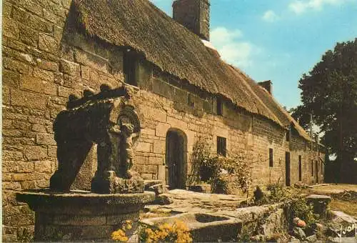 Postcard France Chaumieres Bretonnes