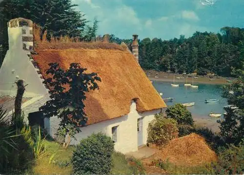 Postcard France Chaumiers de Bretagne 1982