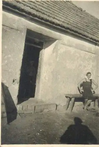 Photo format 6 x 9 cm social history tipical home woman sitting on bench