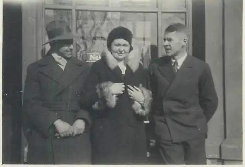 Photo format 6 x 9 cm social history elegance winter hat fur coat